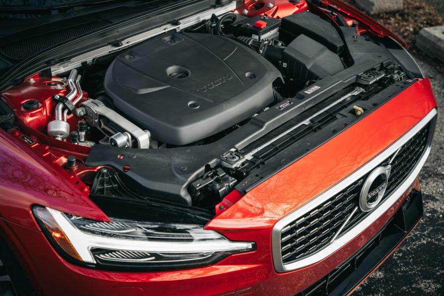 Моторный отсек Volvo S60 T6 R-Design 2018 года  (NA) (фото 14 из 40)